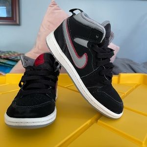 Jordan 1 Mid
Black Particle Grey Gym Red